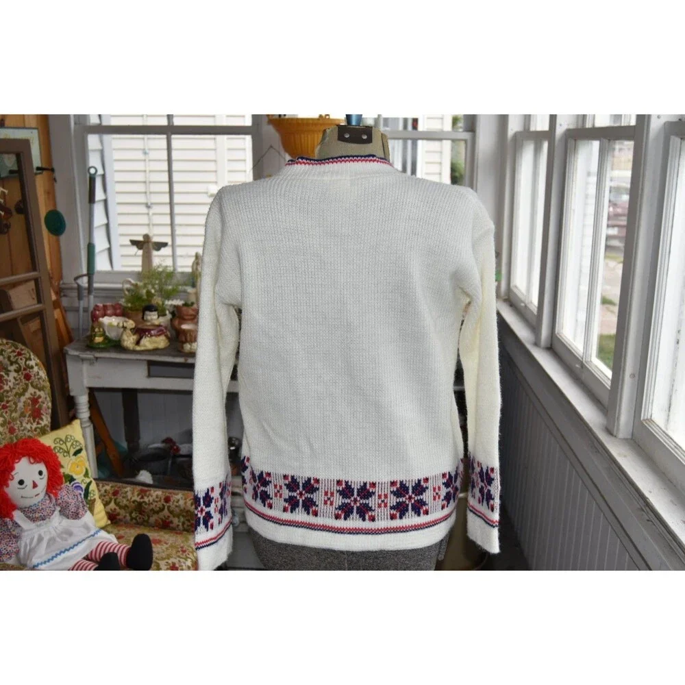 Vintage 1970s Cable Knit Cardigan Snowflake Design RWB Pearl Buttons Size Medium